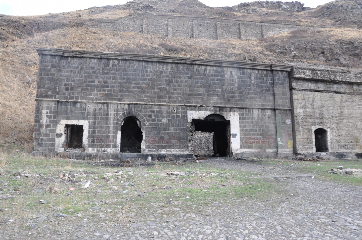 Kars'ta Tarihi Yapılar Yok Oluyor